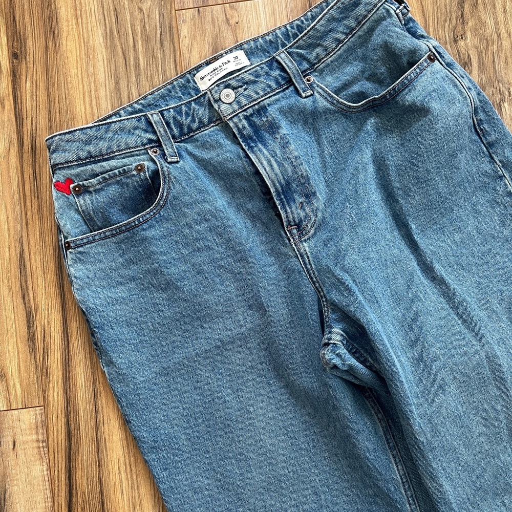A&F Size 30R Curve Love High Rise 90s Relaxed Heart Embroidered Jean - Picture 12 of 12